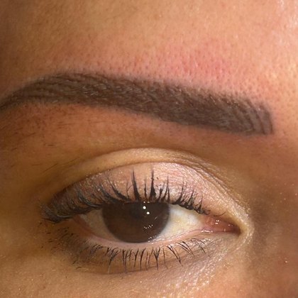 Sourcils poils à poils — résultat naturel